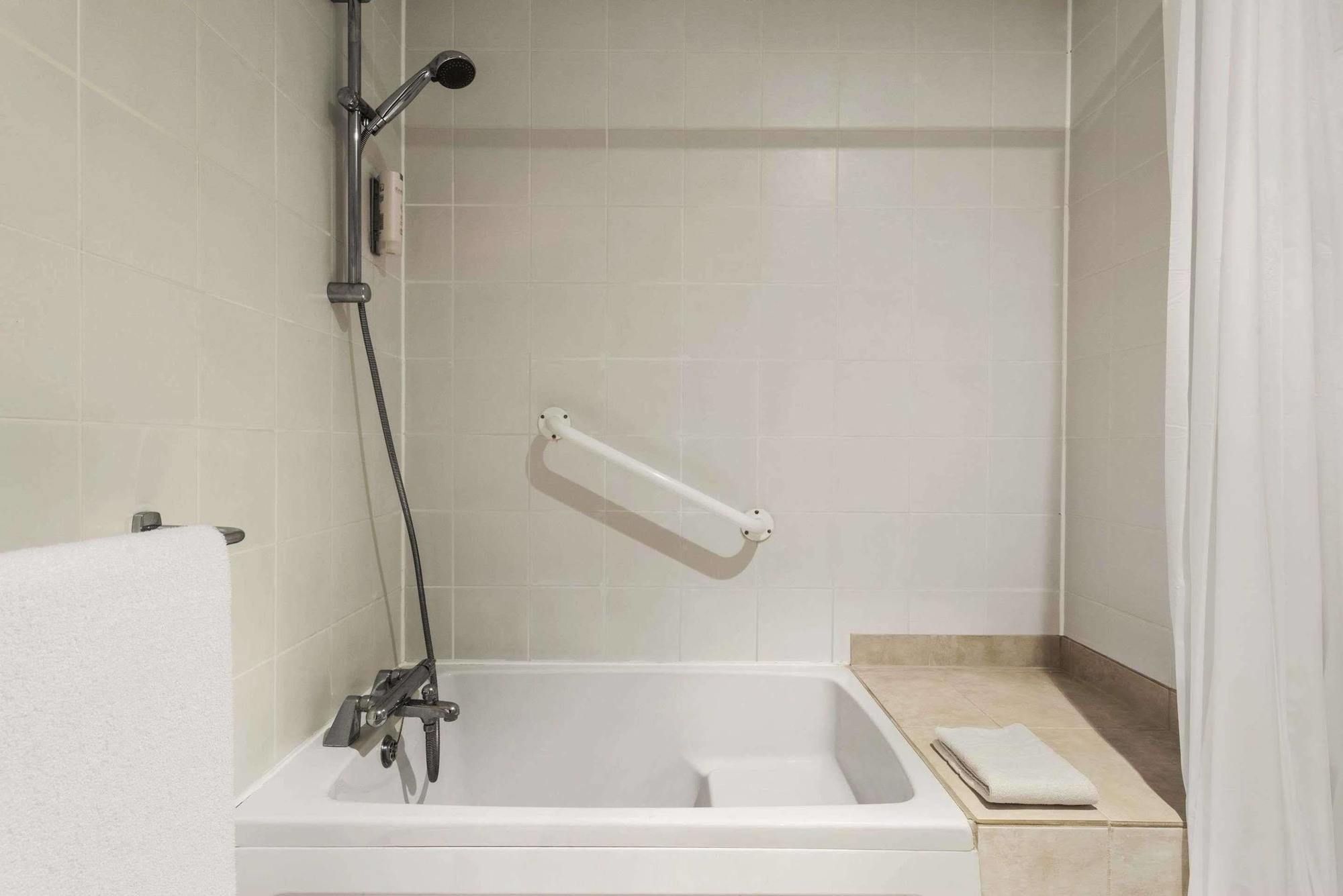 Ramada Cambridge Hotel Kültér fotó